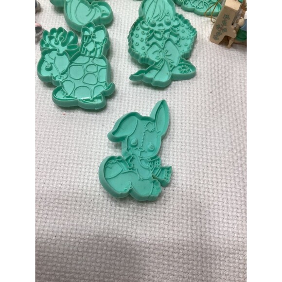 Wilton Cookie Cutters Precious Moments Plastic 1993~Lot Of 6 ~ Plus 2 Ornaments - Picture 4 of 9